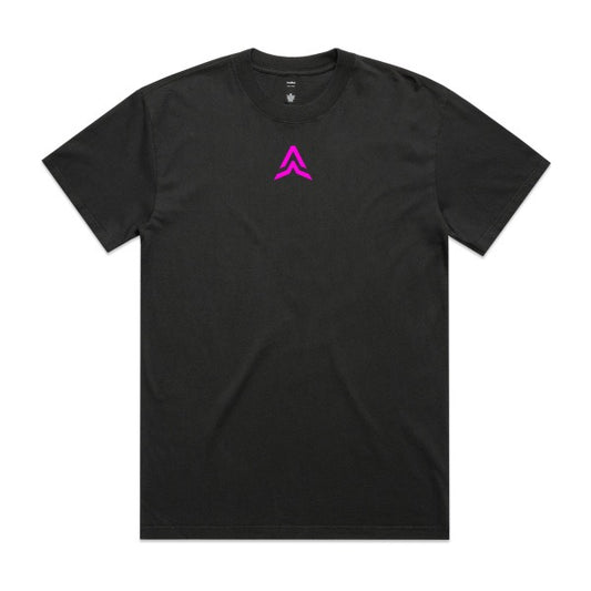 ARKARA PERFORMANCE EMBLEM TEE - PINK ON HEAVY FADED COAL